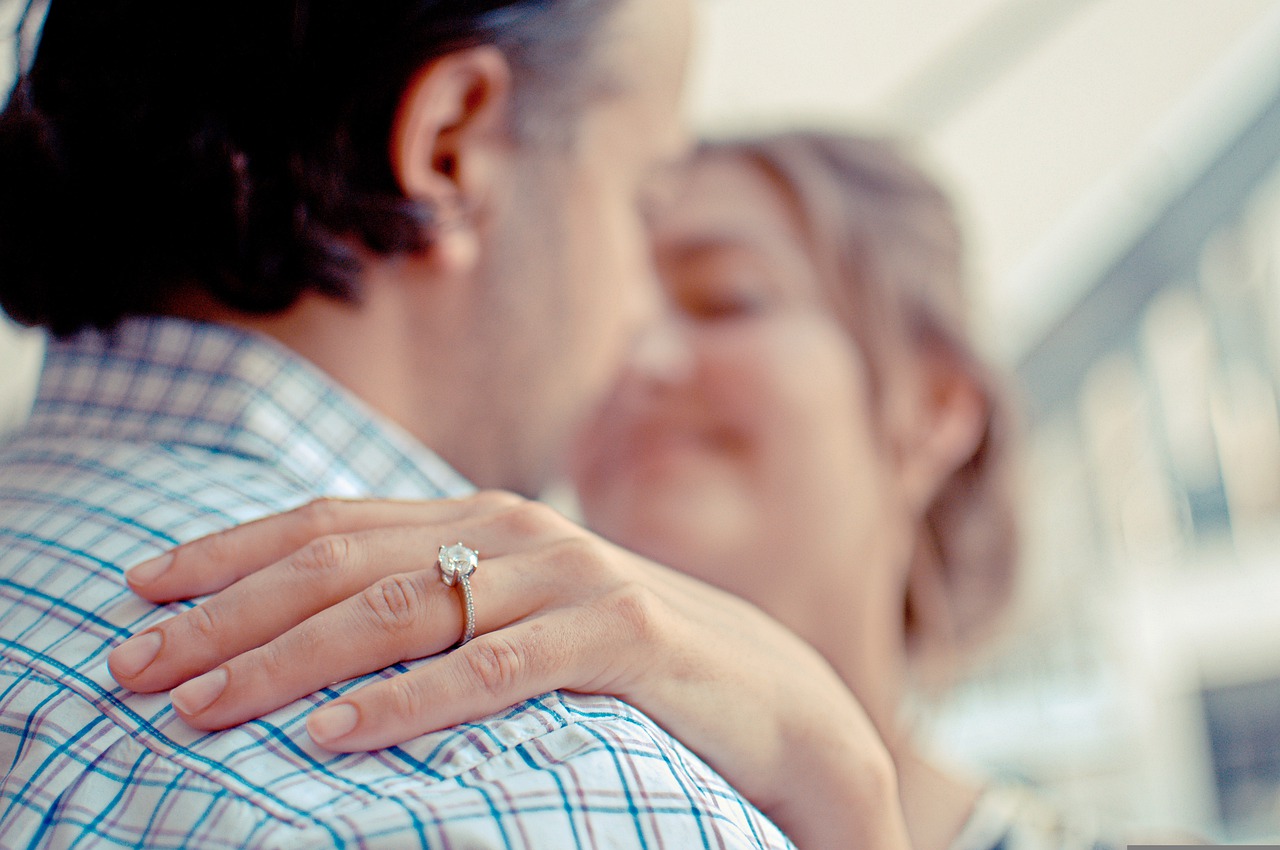 Jak wybrać idealny pierścionek zaręczynowy?